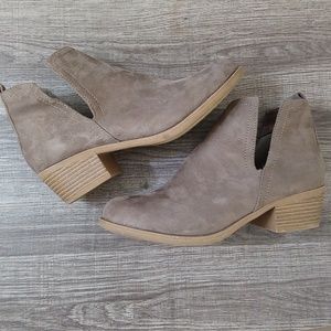 Reneeze Suede Cut Out Block Heel Ankle Boots Women's Size 8.5